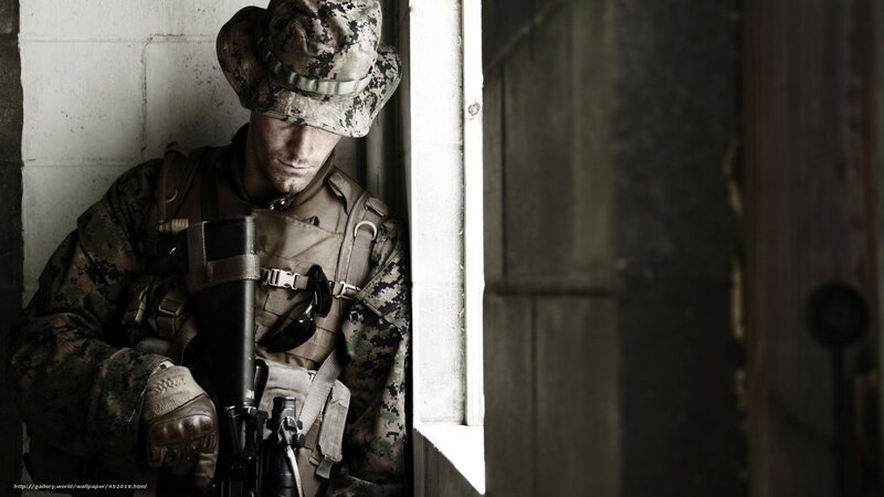Soldier in Camouflage — Green, Dramatic