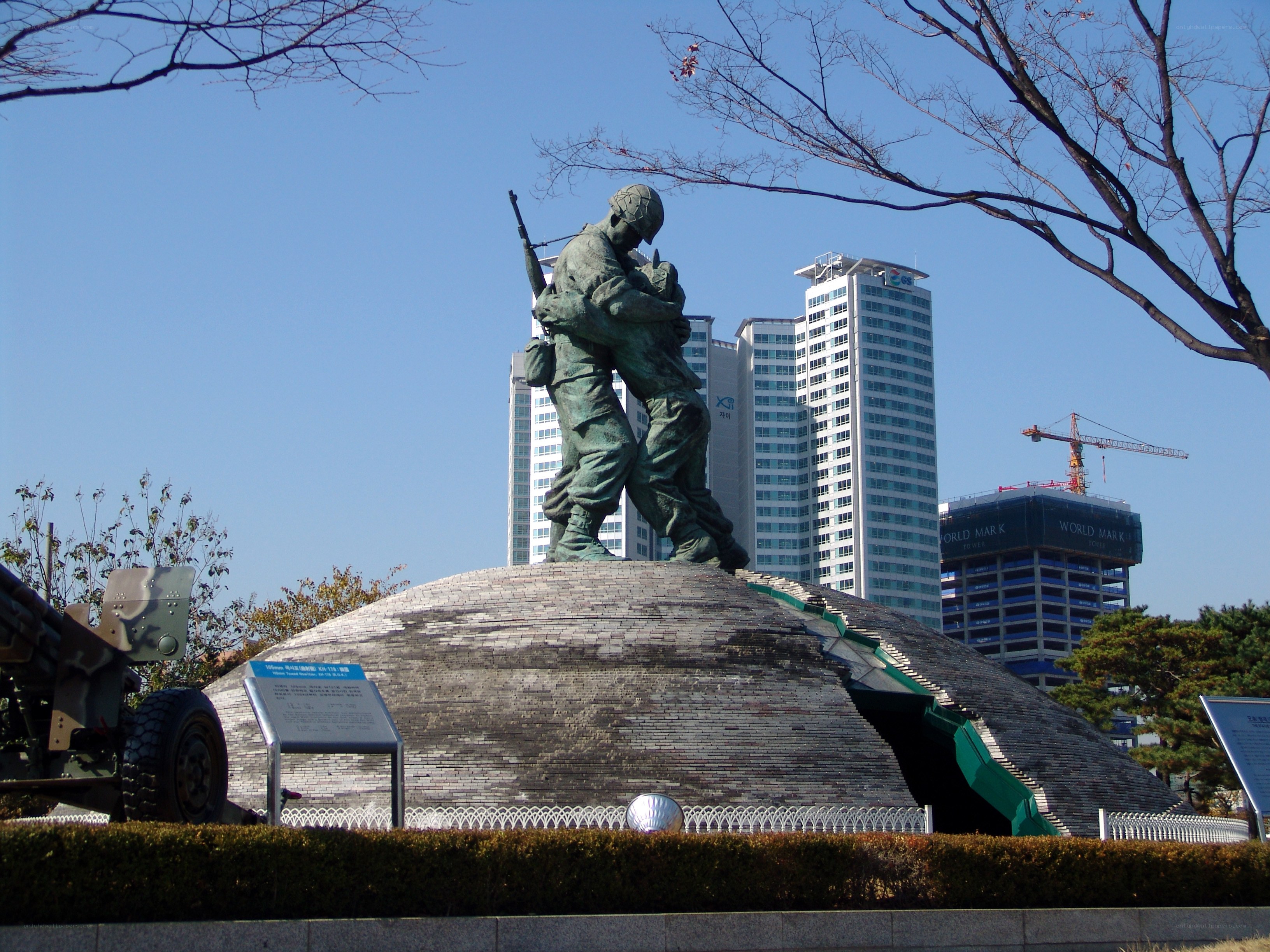Soldier statue in Seoul