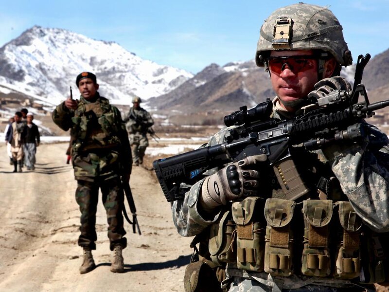 Soldier with Rifle — Green, Serious
