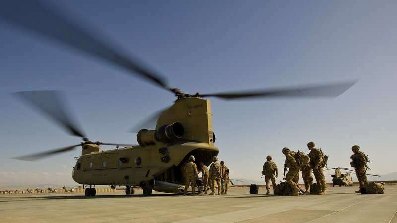 Soldiers boarding a Chinook helicopter