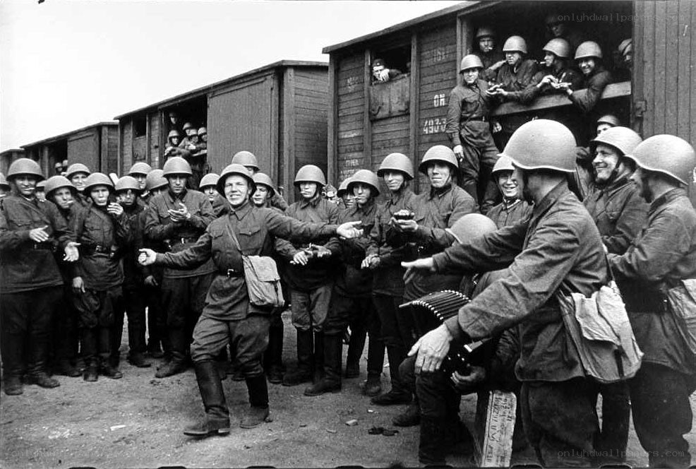 Soldiers boarding train cars