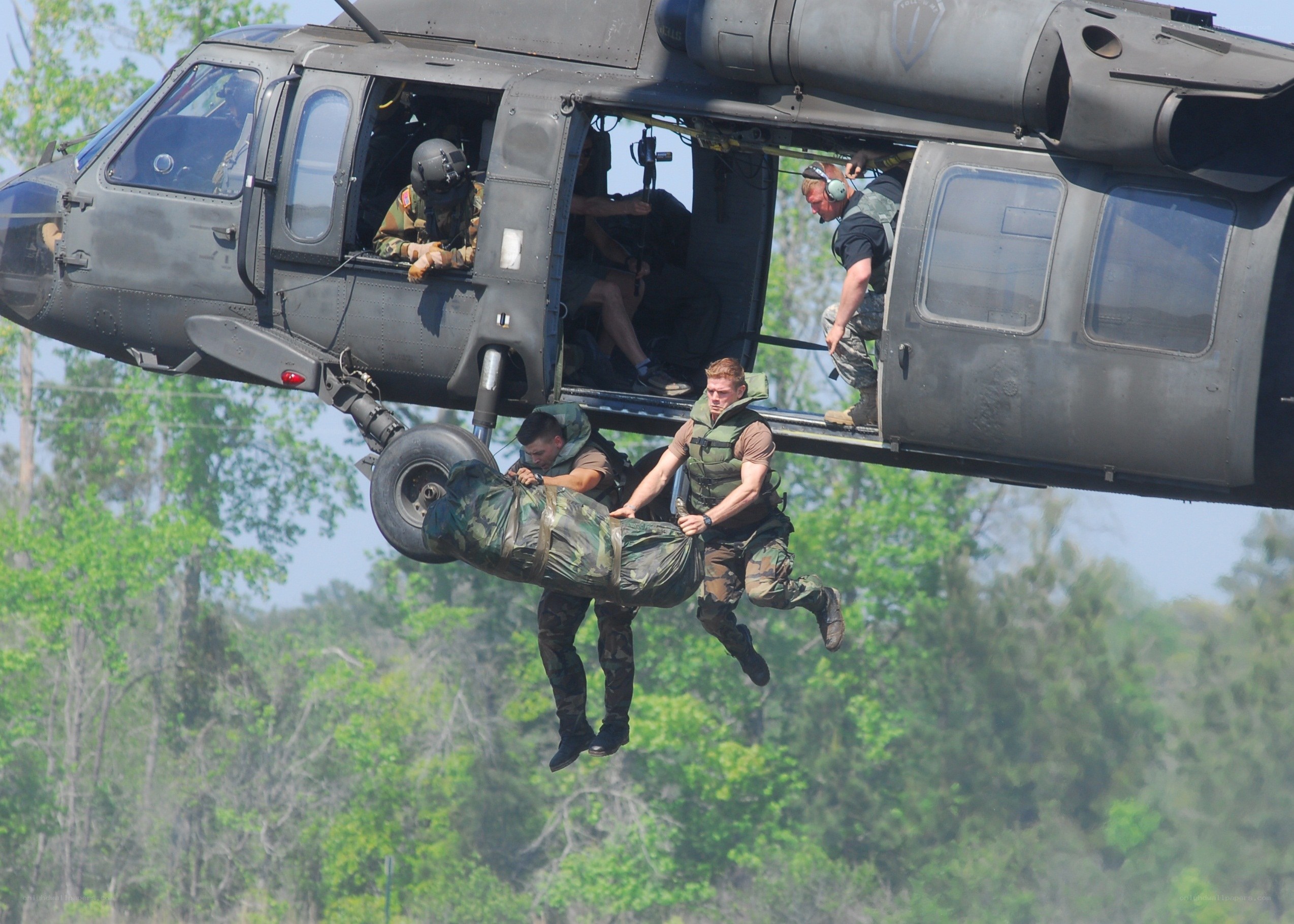 Soldiers conducting a helicopter extraction