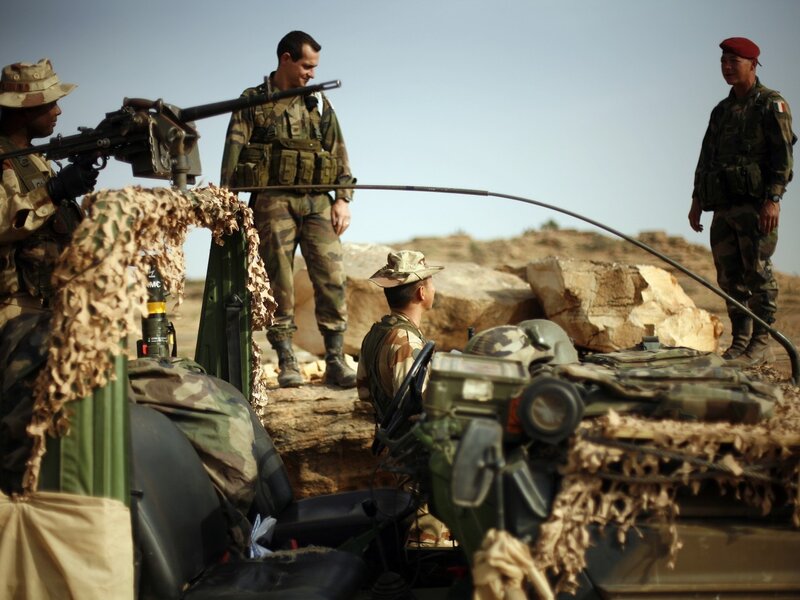 Soldiers in Desert — Green, Serious