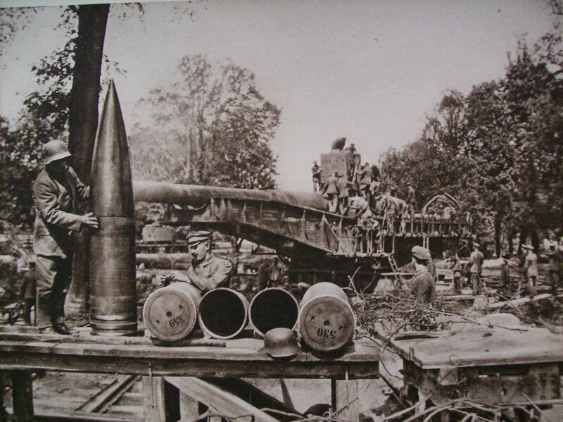 Soldiers loading artillery shell