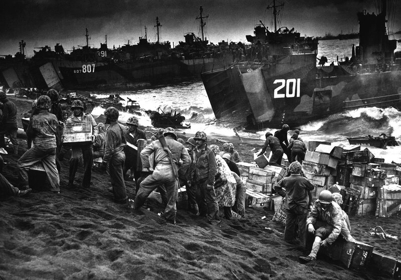 Soldiers on Beach — Black