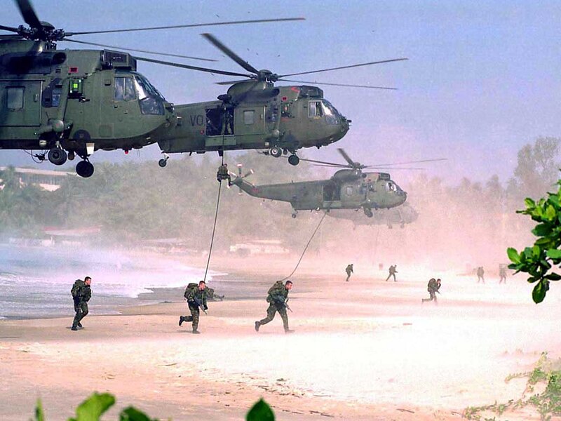 Soldiers on Beach — Green