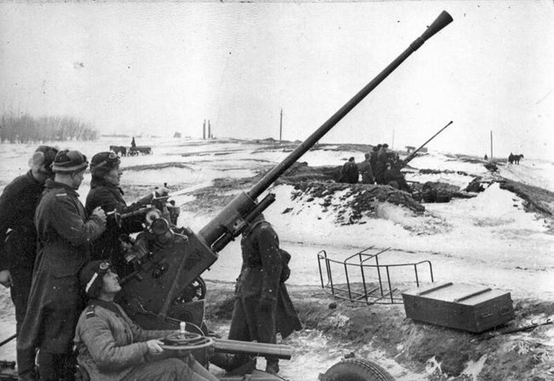 Soldiers operating anti-aircraft gun
