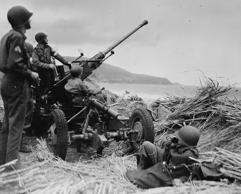 Soldiers operating anti-aircraft gun