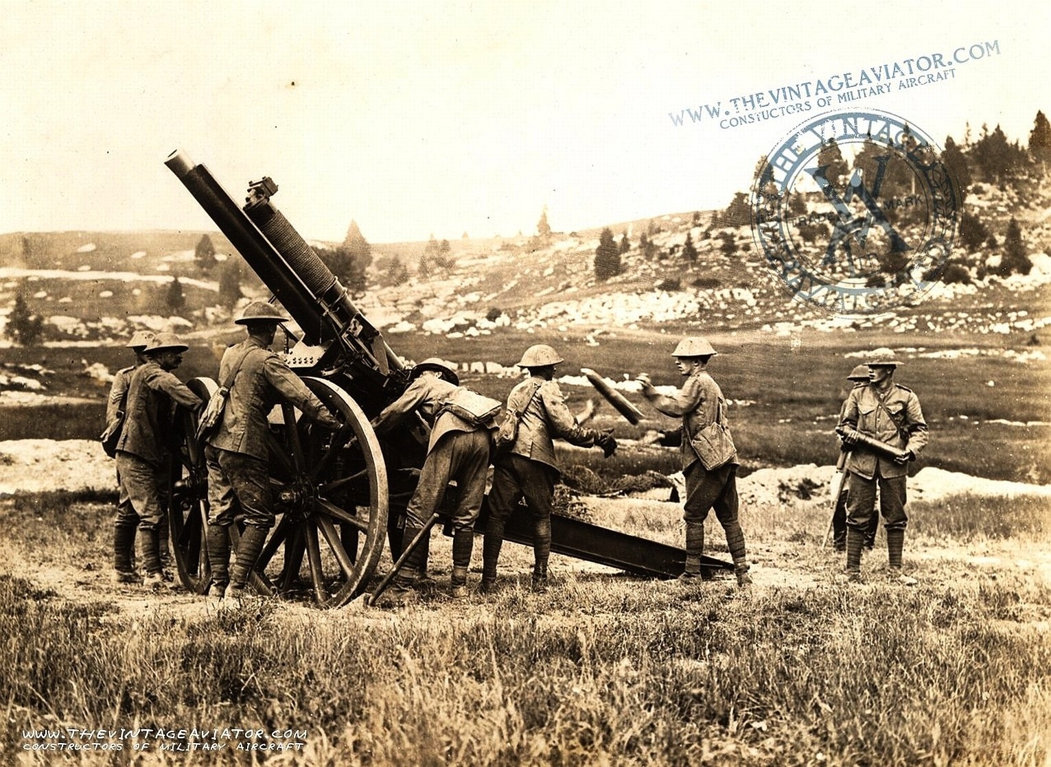 Soldiers operating artillery gun