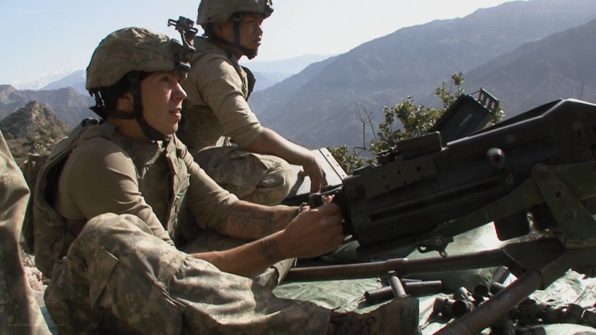 Soldiers operating machine gun
