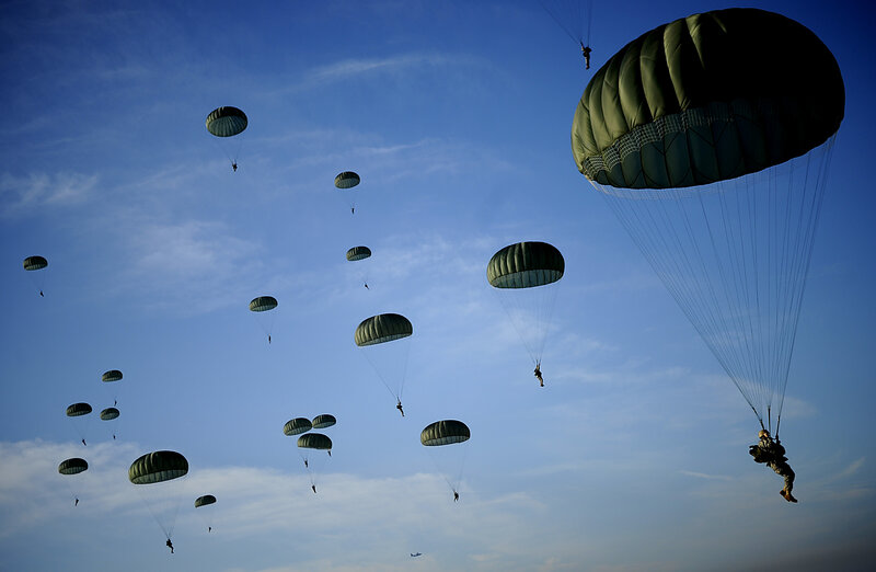 Soldiers Parachuting — Blue