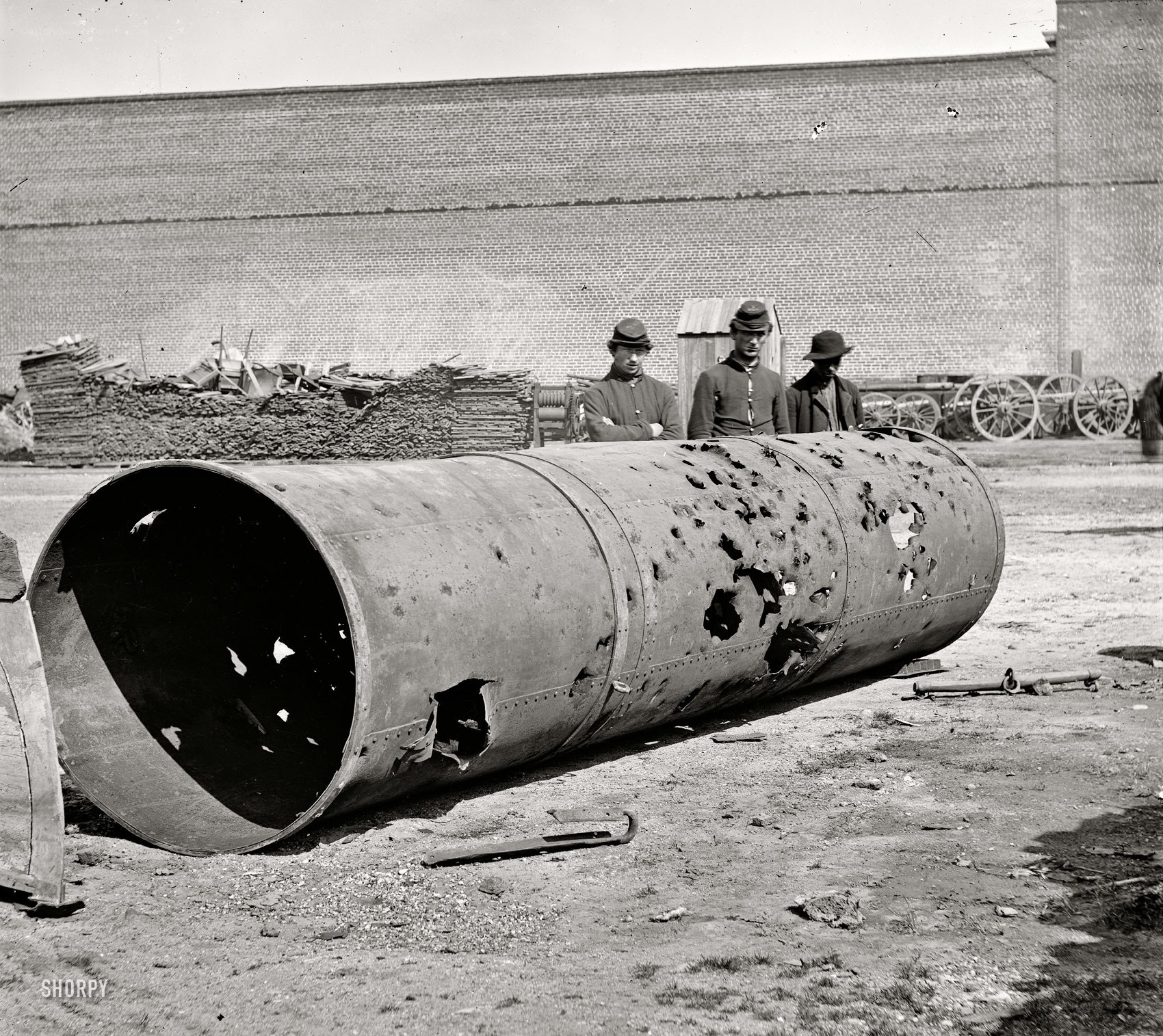 Soldiers with a damaged cannon