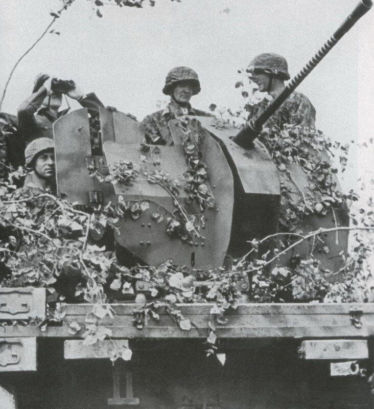 Soldiers with anti-tank gun