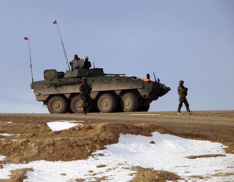 Soldiers with Armored Vehicle — Green, Serious, Winter