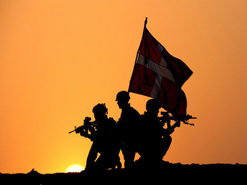 Soldiers with Flag — Orange