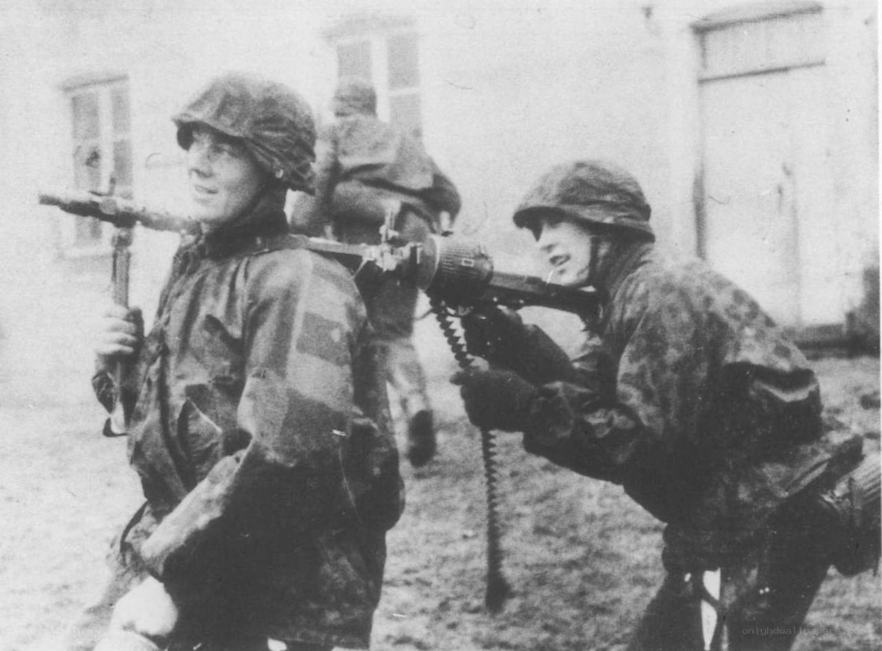 Soldiers with machine gun