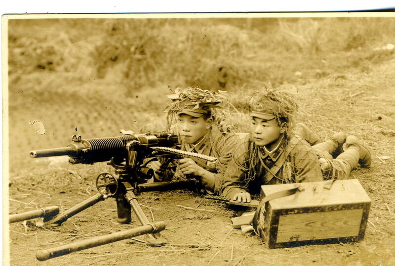 Soldiers with machine gun