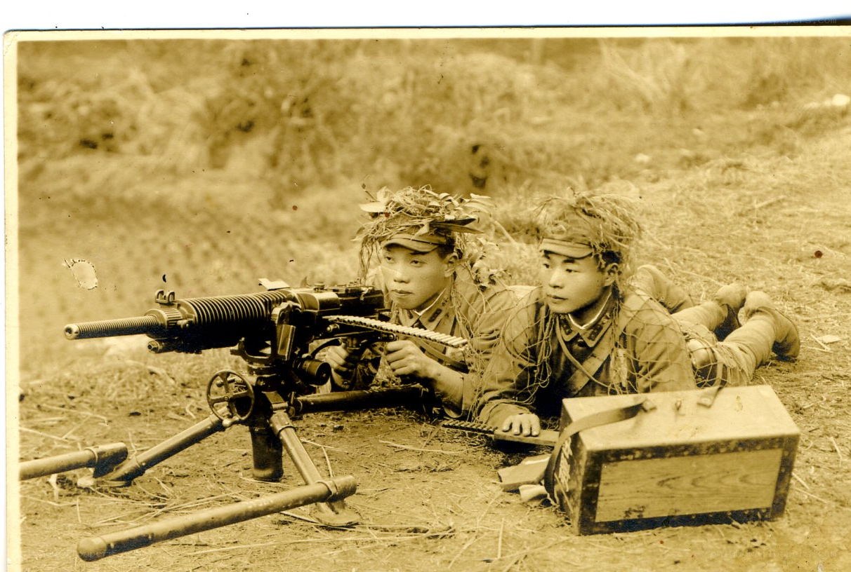 Soldiers with machine gun