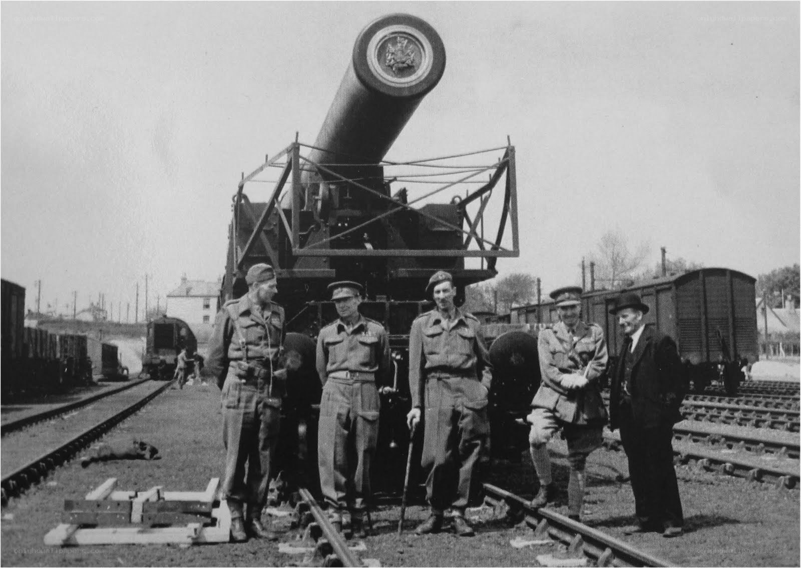 Soldiers with railway gun