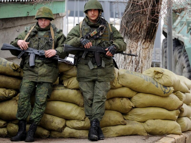 Soldiers with Rifles — Green, Serious