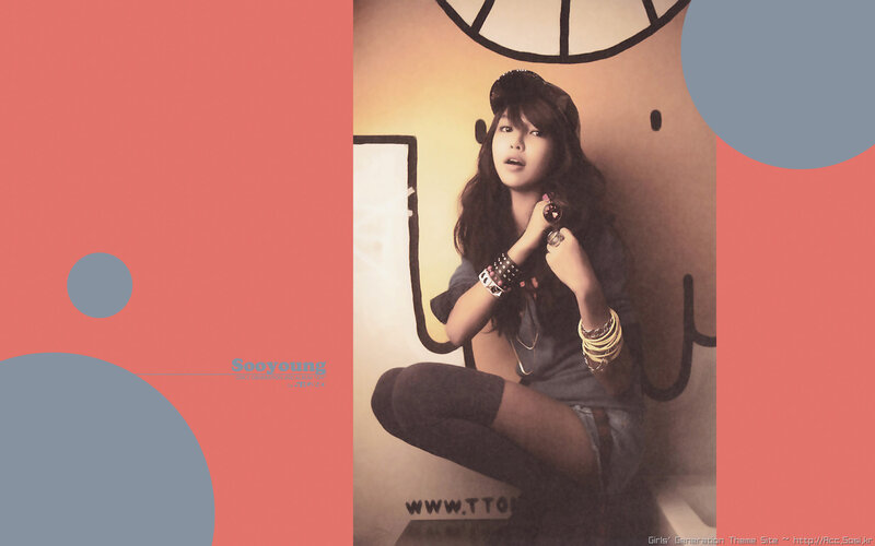 Sooyoung posing with accessories