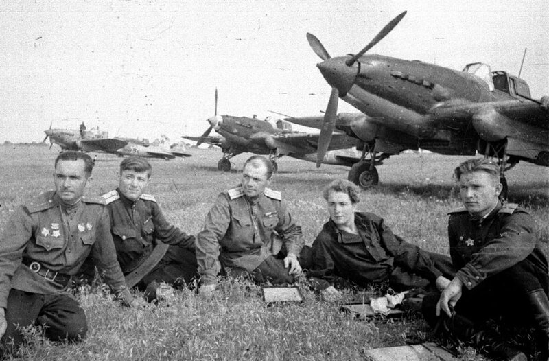 Soviet pilots with aircraft
