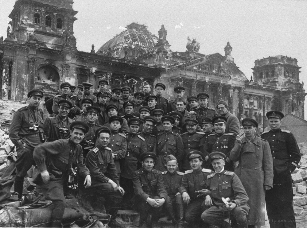 Soviet soldiers at Reichstag