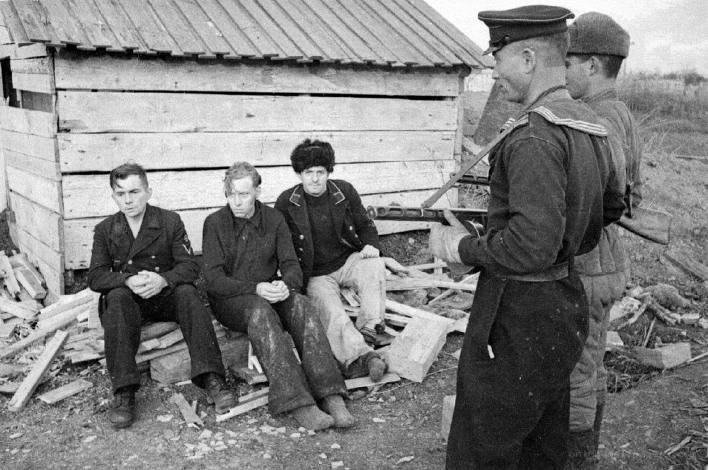 Soviet soldiers with prisoners