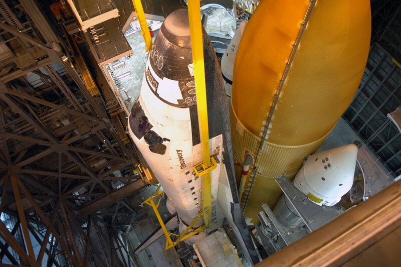 Space shuttle Discovery in assembly