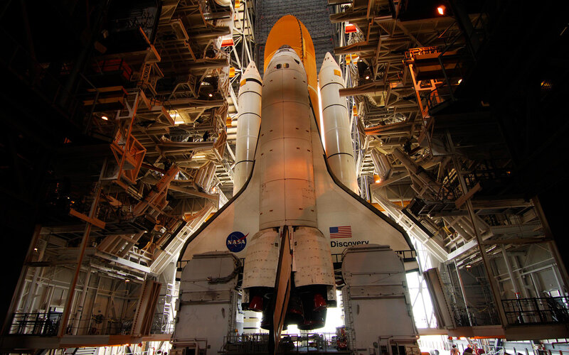 Space shuttle Discovery in assembly