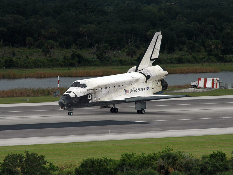 Space shuttle Discovery on runway
