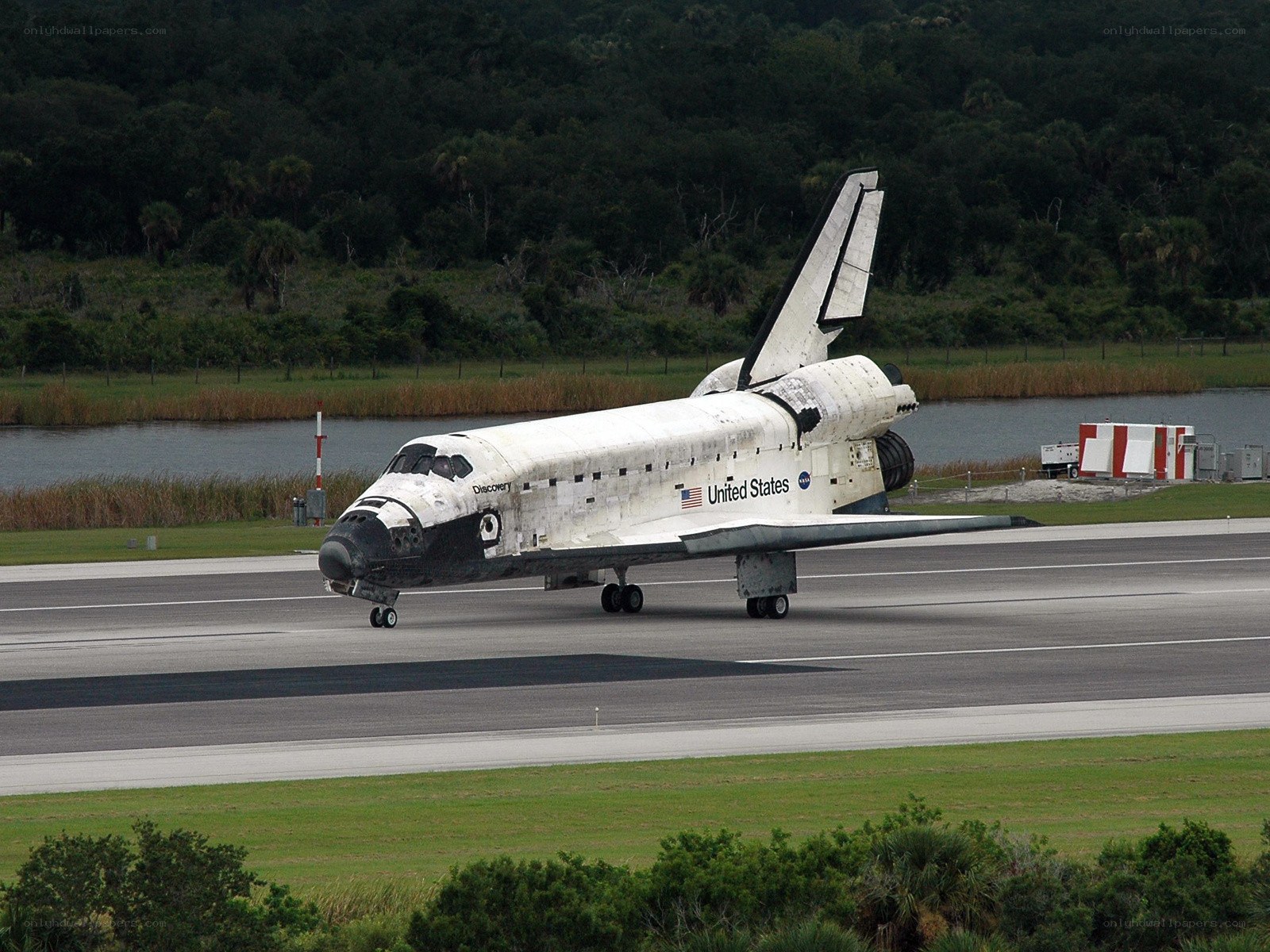 Space shuttle Discovery on runway