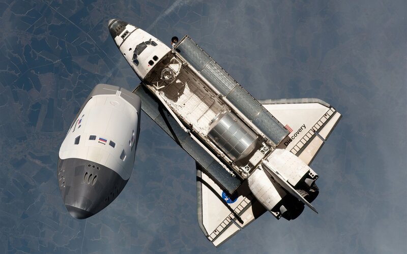 Space Shuttle Discovery — White, Dramatic, Photograph, Spacecraft