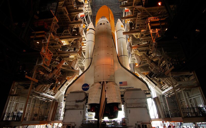 Space Shuttle Discovery — White, Dramatic, Photograph