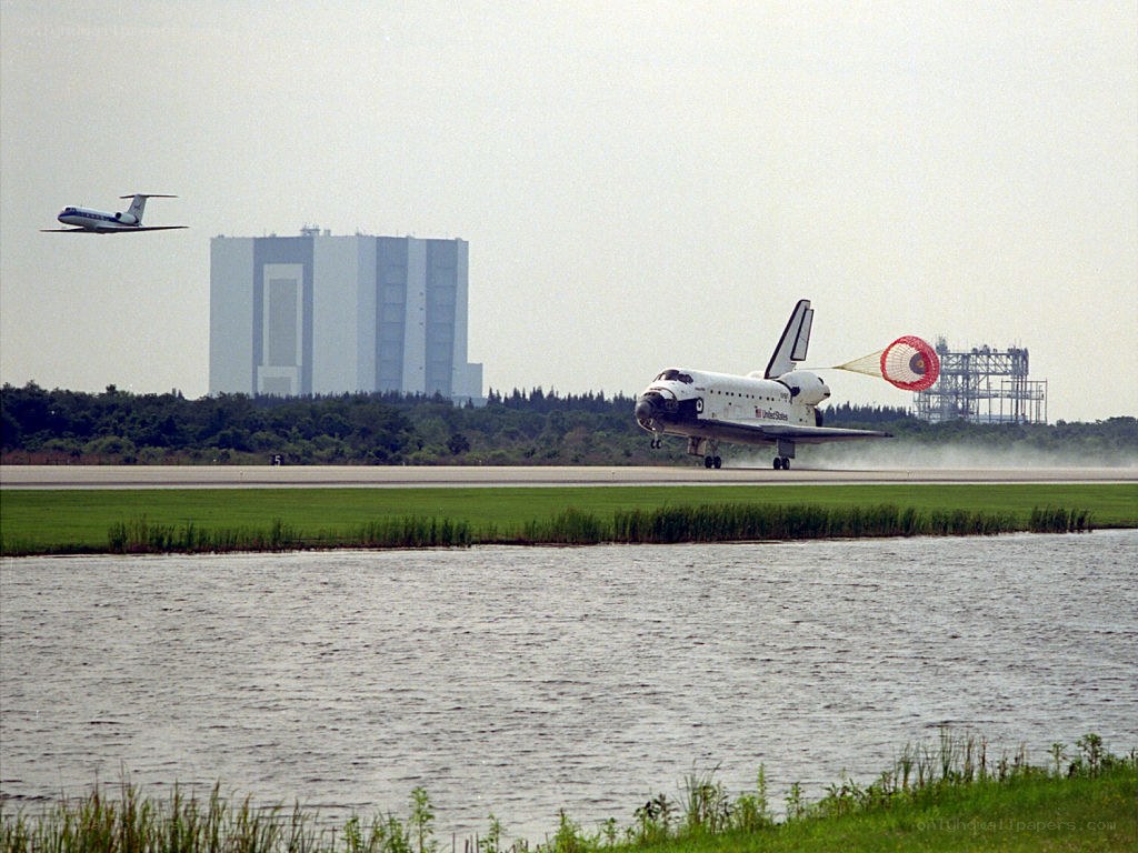 Space shuttle landing at Kennedy Space Center
