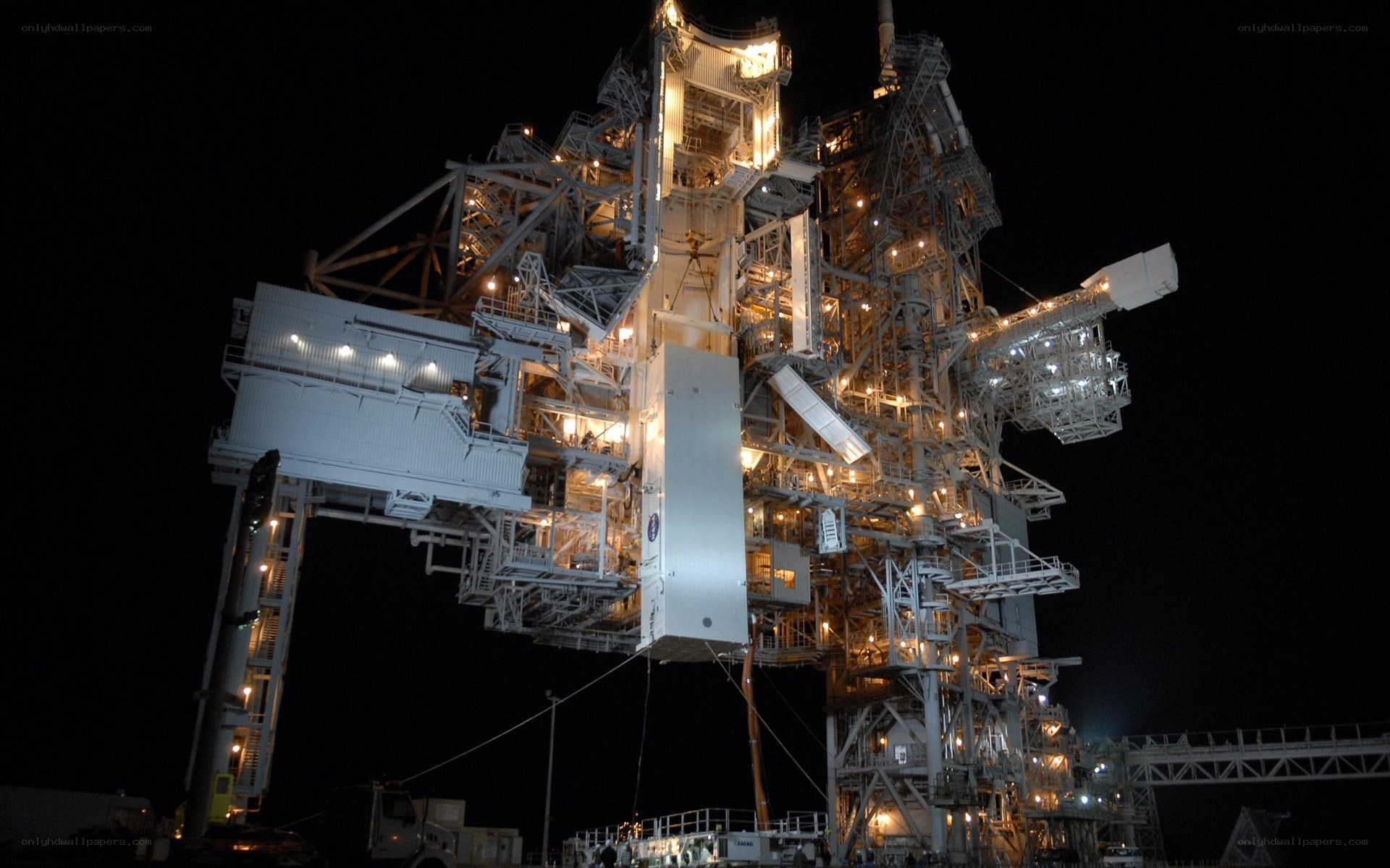 Space shuttle launch structure