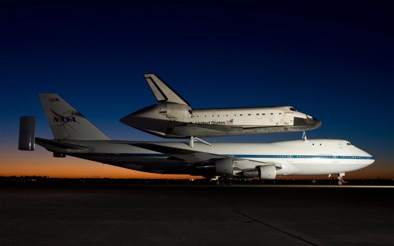 Space shuttle on NASA 747