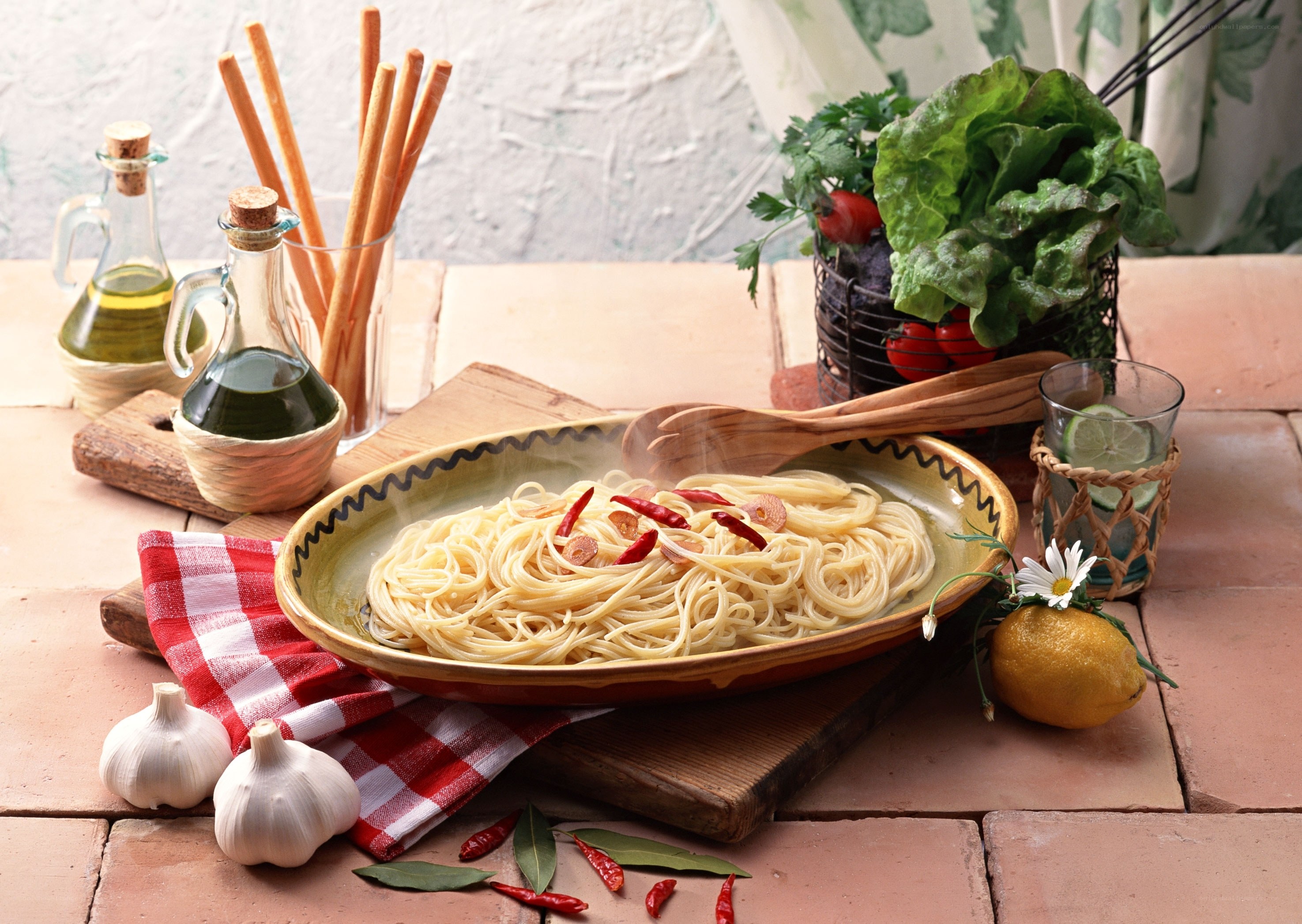 Spaghetti with chili and garlic