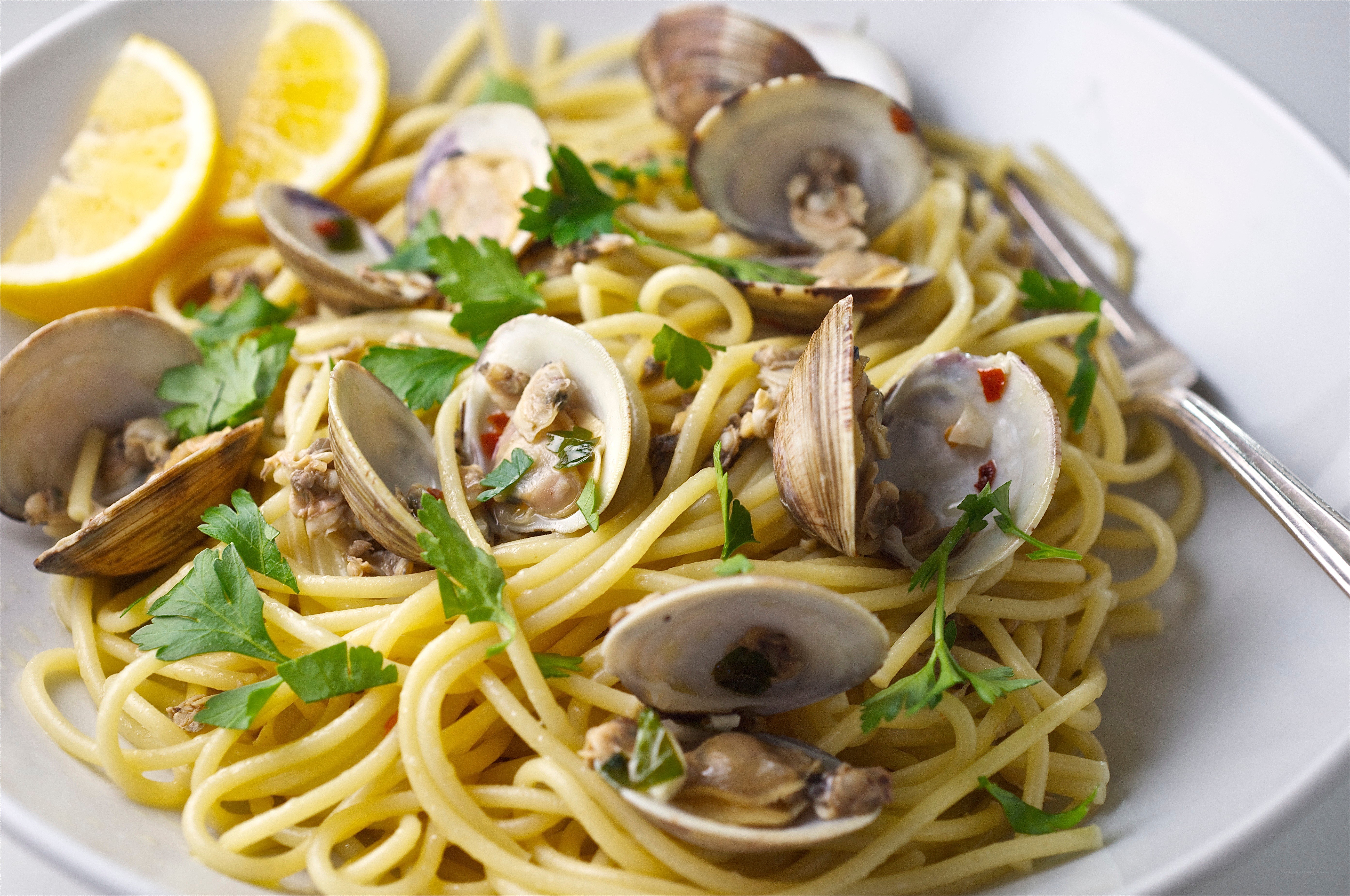 Spaghetti with clams and lemon