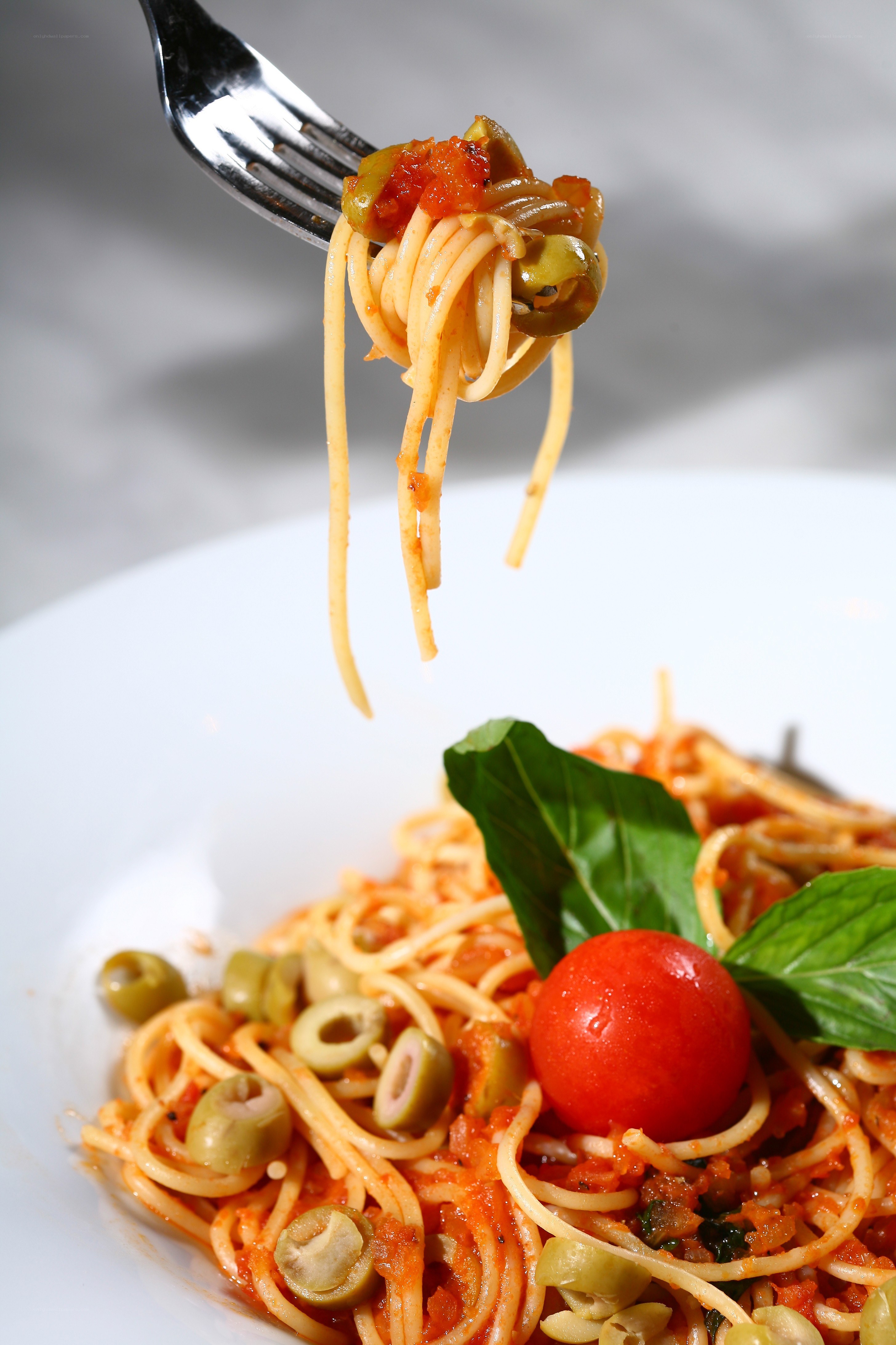 Spaghetti with tomato and olives