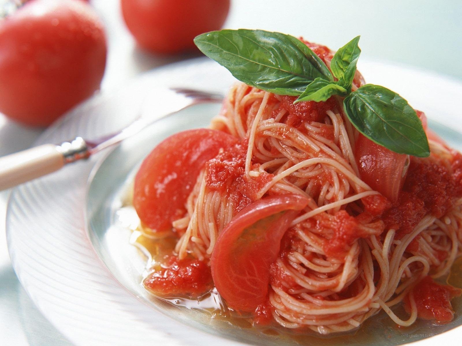 Spaghetti with tomato sauce