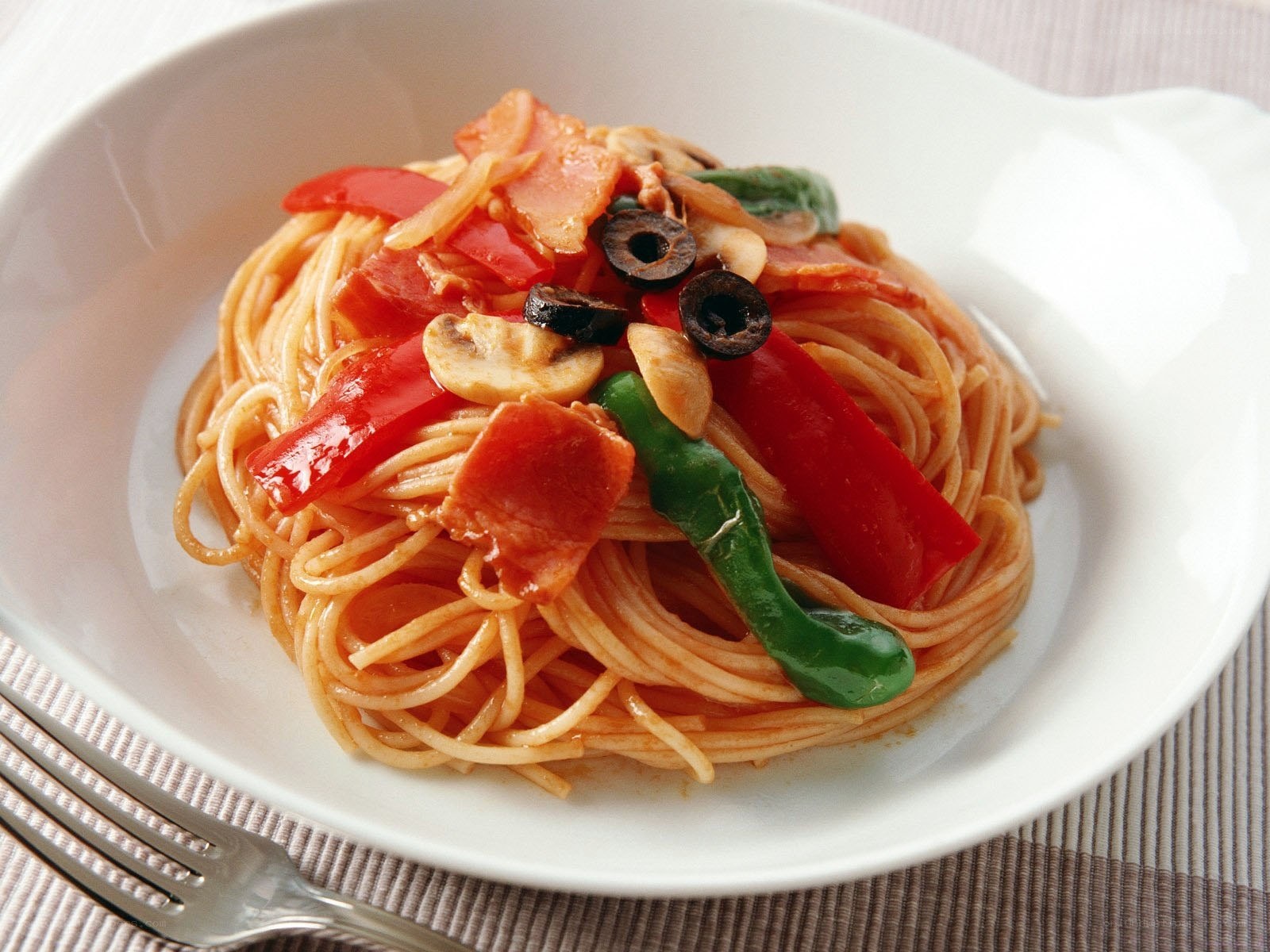 spaghetti with vegetables and bacon