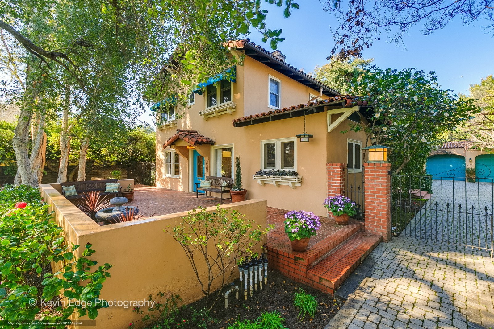 Spanish-style home with courtyard