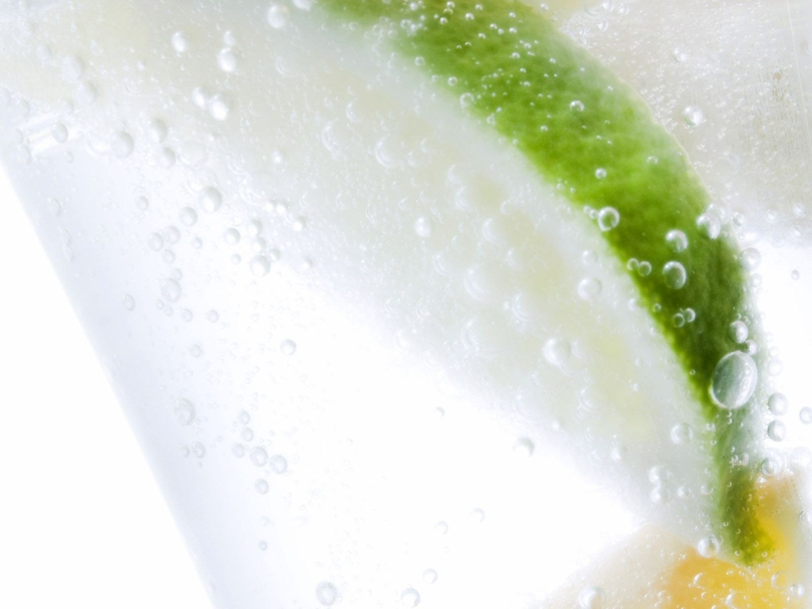 sparkling drink with lime slice