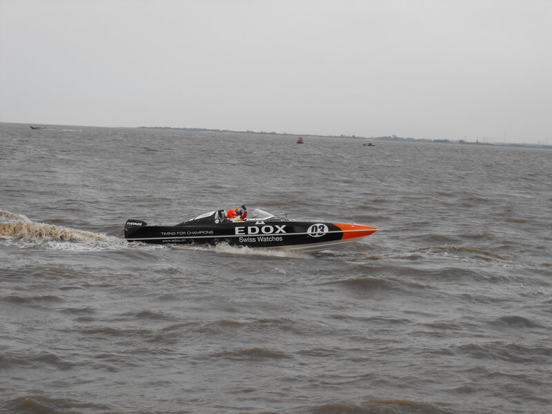 Speedboat on Water — Black