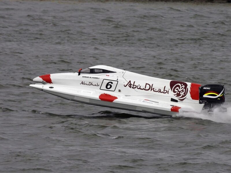 Speedboat on Water — White, Dynamic