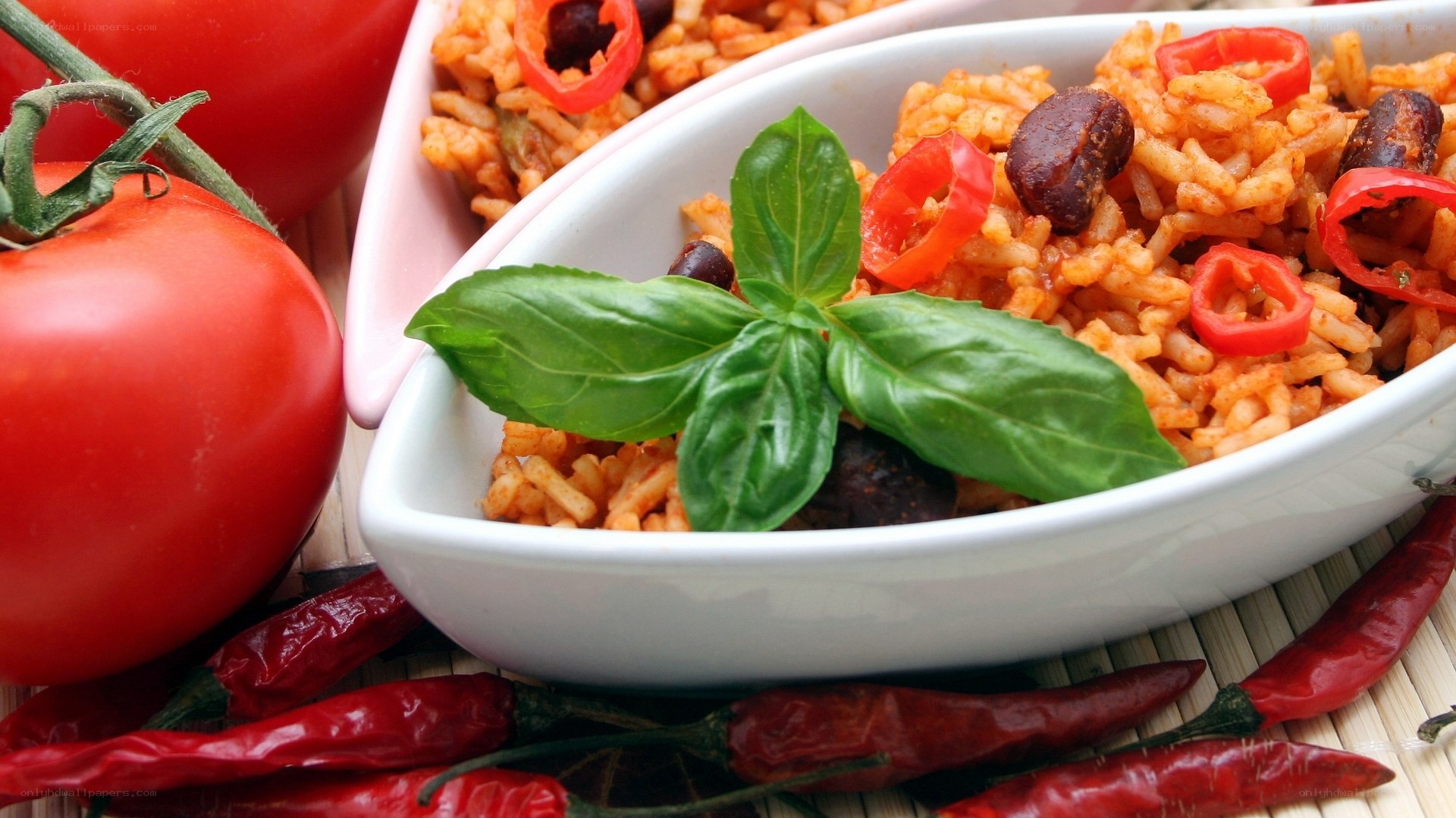 Spicy rice dish with tomatoes