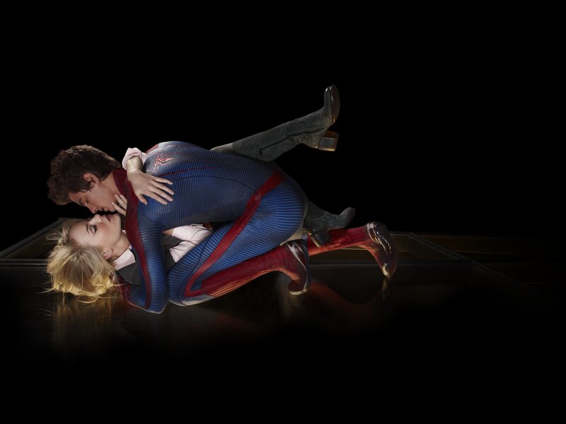 Spider-Man and Gwen Stacy kiss