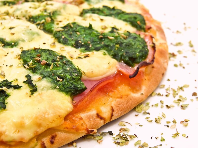 spinach and ham pizza