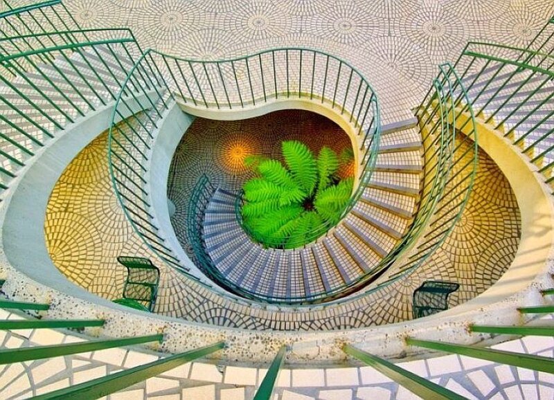 Spiral staircase with central plant